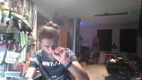 Snapshot of feelfemdom chatting on 10.05.25 feelfemdom online show from 10.05.25