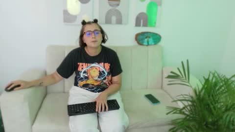 Feelena online show from 10.07.25