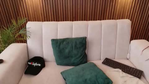 Feelena online show from 11.22.25