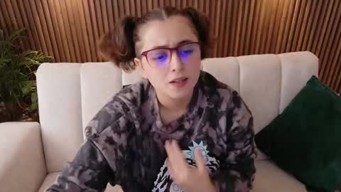 Feelena online show from 11.30.25