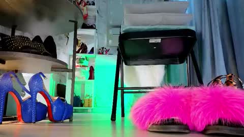 Snapshot of feet_heelss chatting on 11.26.25 Kris online show from 11.26.25