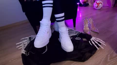 Snapshot of feetvibe chatting on 10.20.25 FeetVibe online show from 10.20.25