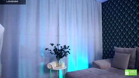 Snapshot of felissiany chatting on 09.25.25 Hello im Nova online show from 09.25.25