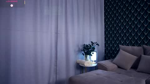 Snapshot of felissiany chatting on 10.12.25 Hello im Nova online show from 10.12.25