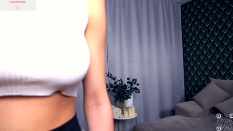 Snapshot of felissiany chatting on 11.10.25 Hello im Nova online show from 11.10.25