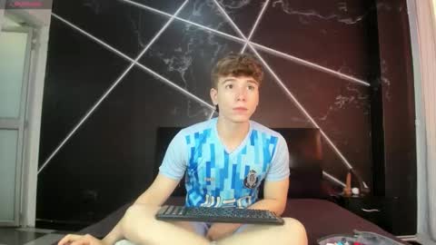 Femboy Max online show from 11.27.25