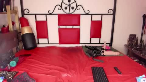 Snapshot of femdom_princess18 chatting on 10.21.25 Princess18 online show from 10.21.25