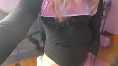 Snapshot of femme_mystique chatting on 11.14.25 femme_mystique online show from 11.14.25