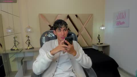 Snapshot of ferphoenix_ chatting on 10.17.25 FER PHOENIX online show from 10.17.25