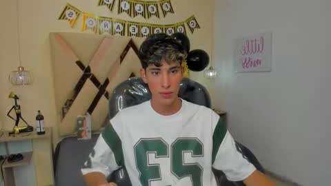 Snapshot of ferphoenix_ chatting on 10.19.25 FER PHOENIX online show from 10.19.25