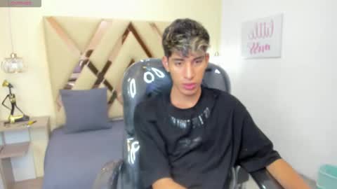 Snapshot of ferphoenix_ chatting on 10.23.25 FER PHOENIX online show from 10.23.25