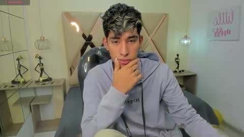 Snapshot of ferphoenix_ chatting on 10.28.25 FER PHOENIX online show from 10.28.25