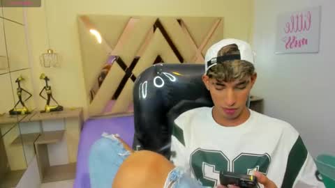 Snapshot of ferphoenix_ chatting on 11.04.25 FER PHOENIX online show from 11.04.25