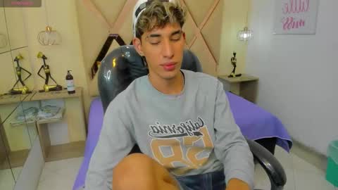 Snapshot of ferphoenix_ chatting on 11.11.25 FER PHOENIX online show from 11.11.25