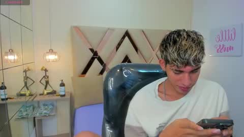 Snapshot of ferphoenix_ chatting on 11.12.25 FER PHOENIX online show from 11.12.25