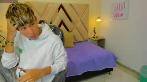 Snapshot of ferphoenix_ chatting on 11.13.25 FER PHOENIX online show from 11.13.25