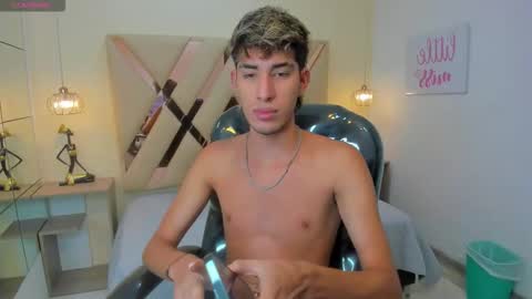 Snapshot of ferphoenix_ chatting on 11.14.25 FER PHOENIX online show from 11.14.25