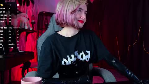 Snapshot of fetishrey chatting on 05.22.26 Rey online show from 05.22.26