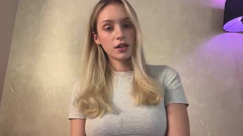 Snapshot of fflloowweerr chatting on 10.01.25 Lisa online show from 10.01.25