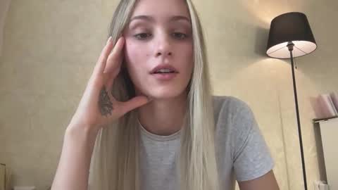 Snapshot of fflloowweerr chatting on 10.04.25 Lisa online show from 10.04.25