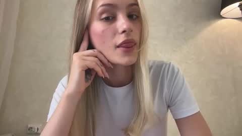 Snapshot of fflloowweerr chatting on 10.08.25 Lisa online show from 10.08.25