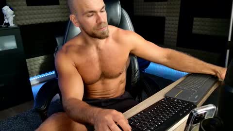 Snapshot of finch93 chatting on 09.12.25 Nick online show from 09.12.25