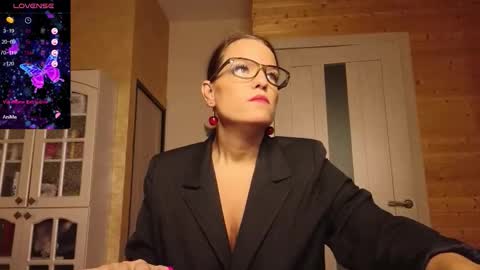 Snapshot of findom_lady_shine chatting on 10.24.25 Lady online show from 10.24.25