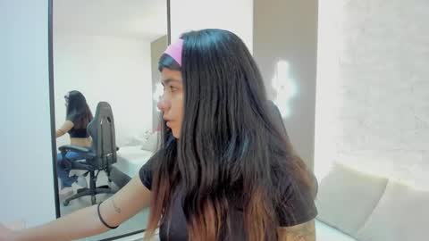 Snapshot of fiorella18_ chatting on 11.14.25 F I O R E L L A online show from 11.14.25