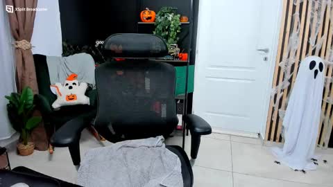 Snapshot of fireflowers_ chatting on 10.31.25 Kallisy online show from 10.31.25