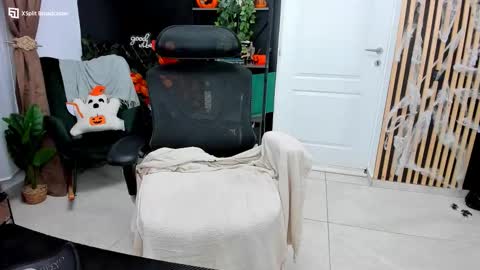 Snapshot of fireflowers_ chatting on 11.04.25 Kallisy online show from 11.04.25