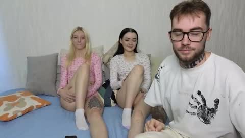 Snapshot of first_day_ chatting on 09.18.25 ALICESTEVEVECTOR pvt open online show from 09.18.25