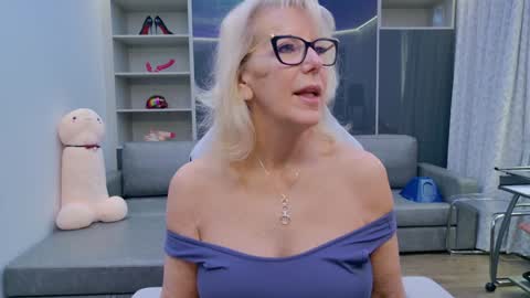 Snapshot of fitcougarcb chatting on 12.19.25 Bianca online show from 12.19.25