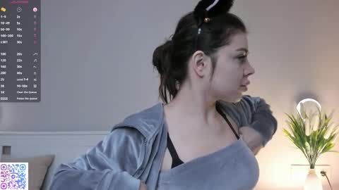 Doloras online show from 12.15.25