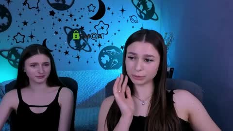 Snapshot of flora_ri chatting on 05.20.26 just ask me online show from 05.20.26