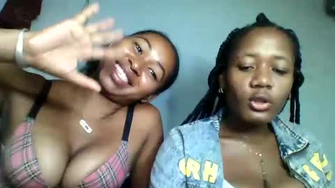 Snapshot of florencia011 chatting on 02.21.25 florencia011 online show from 02.21.25
