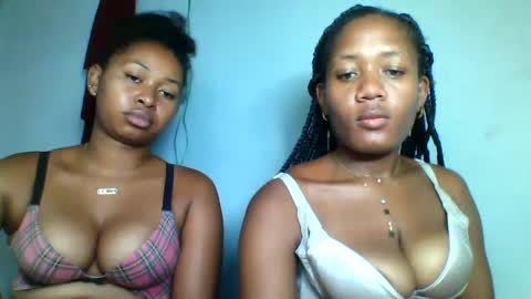 Snapshot of florencia011 chatting on 02.22.25 florencia011 online show from 02.22.25