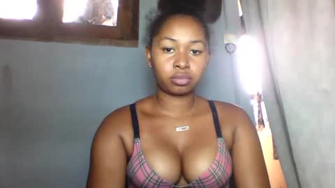 Snapshot of florencia011 chatting on 02.23.25 florencia011 online show from 02.23.25