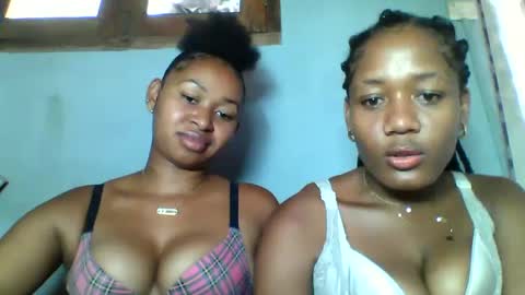Snapshot of florencia011 chatting on 02.23.25 florencia011 online show from 02.23.25