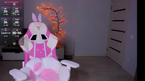 Snapshot of fluffy_rose chatting on 10.02.25 Rose online show from 10.02.25