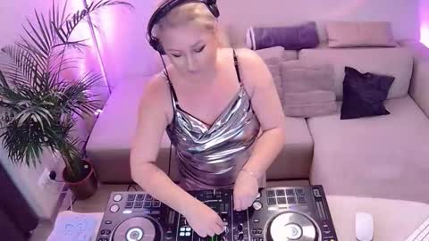 Snapshot of forbiddenkitty chatting on 11.04.25 Forbidden Kitty online show from 11.04.25