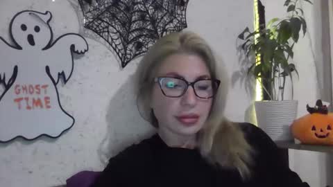 fox_red_lady7 online show from 10.28.25