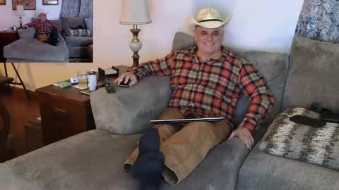 Snapshot of foxhunt99 chatting on 01.18.25 Hunter online show from 01.18.25