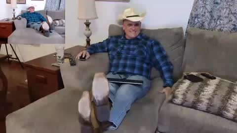 Snapshot of foxhunt99 chatting on 02.05.25 Hunter online show from 02.05.25