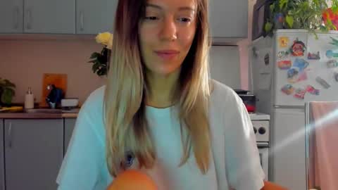 Snapshot of foxy_blond chatting on 10.18.25 Foxy online show from 10.18.25