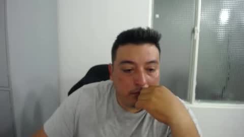 Snapshot of francoisroy chatting on 12.02.25 Juan online show from 12.02.25