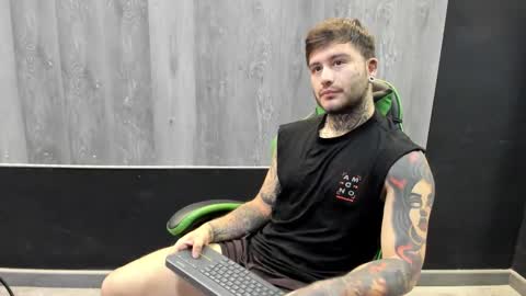 Snapshot of frankrouse_ chatting on 10.02.25 Frank online show from 10.02.25