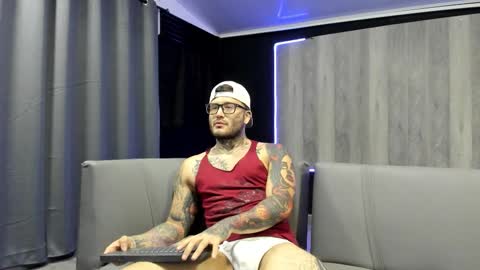 Snapshot of frankrouse_ chatting on 10.06.25 Frank online show from 10.06.25