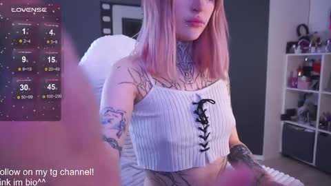 Snapshot of fraulein_mooon chatting on 05.15.26 Asya UwU online show from 05.15.26