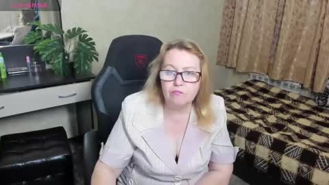 Snapshot of fraumartha chatting on 12.20.24 FrauMartha online show from 12.20.24