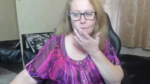 Snapshot of fraumartha chatting on 09.27.25 FrauMartha online show from 09.27.25